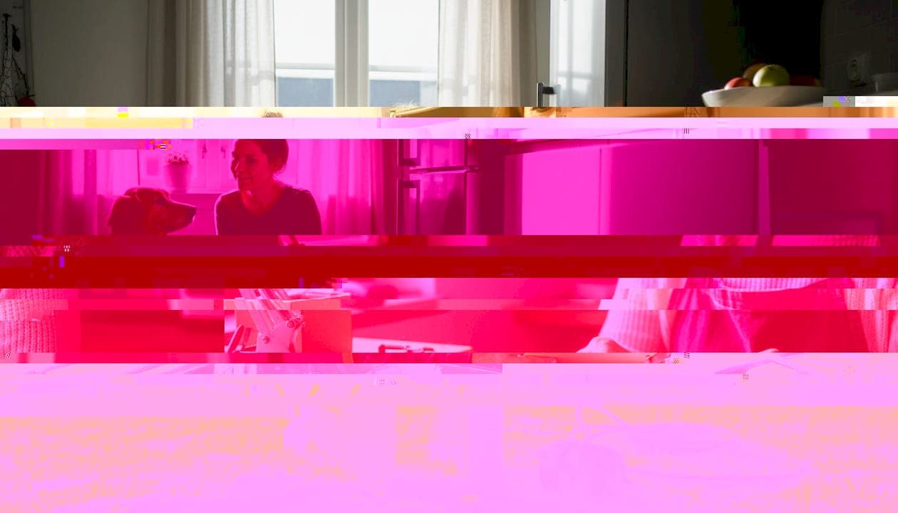 Un hombre se lava el pelo mientras se da un masaje en el cuero cabelludo.