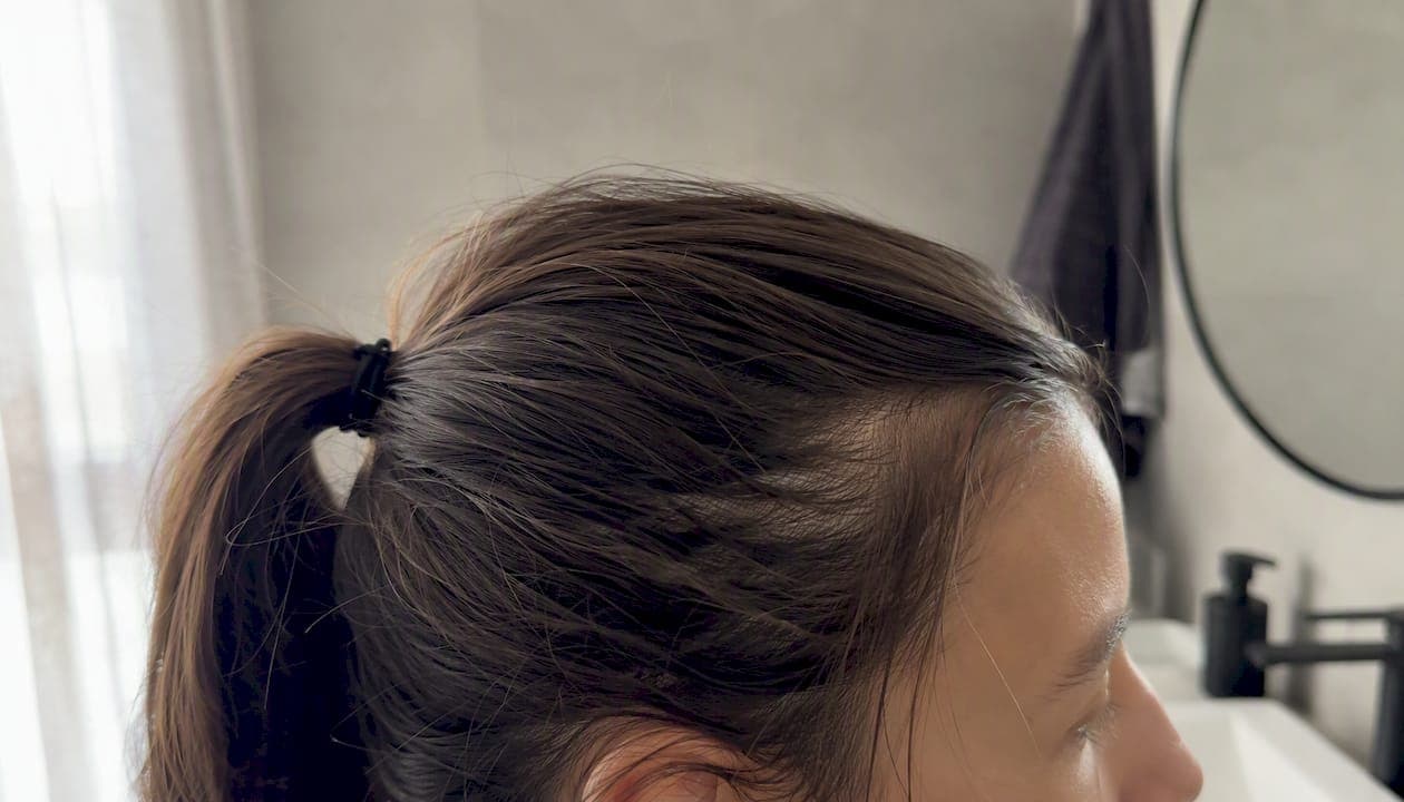 Recoge tu cabello en una coleta suave que no ejerza presión sobre el cuero cabelludo.