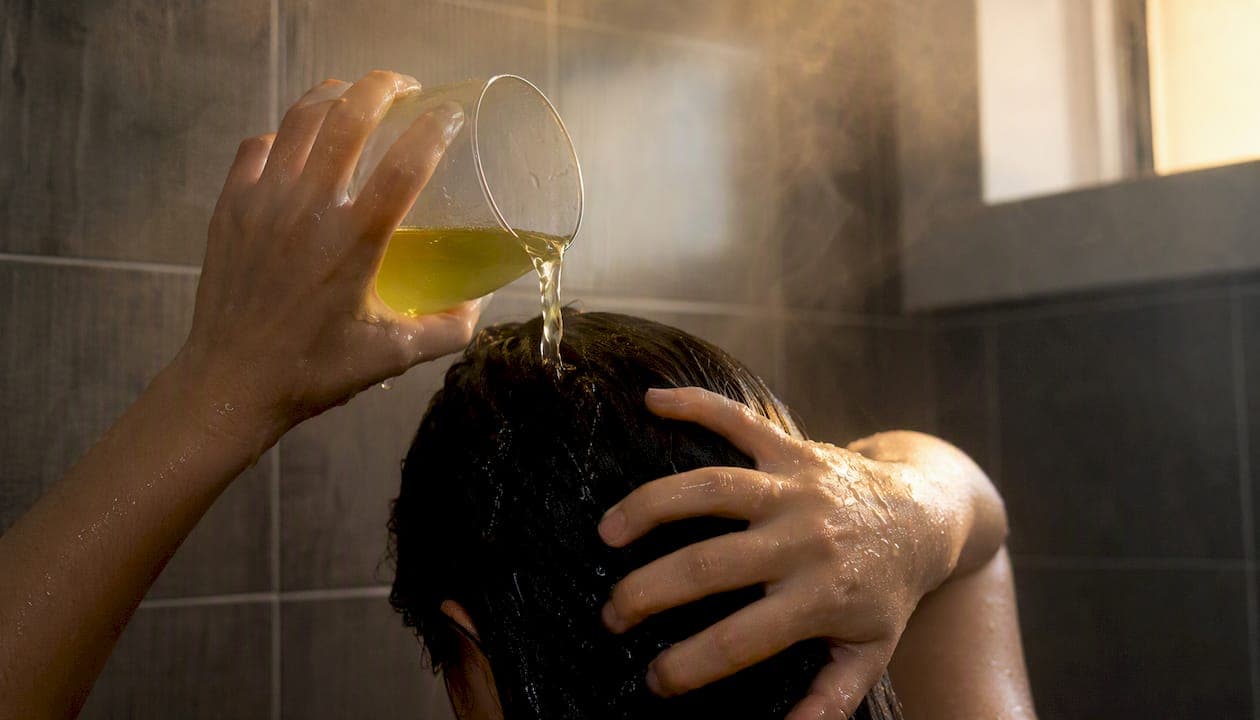 Enjuágate el cabello en la ducha usando una infusión de té verde ya fría.